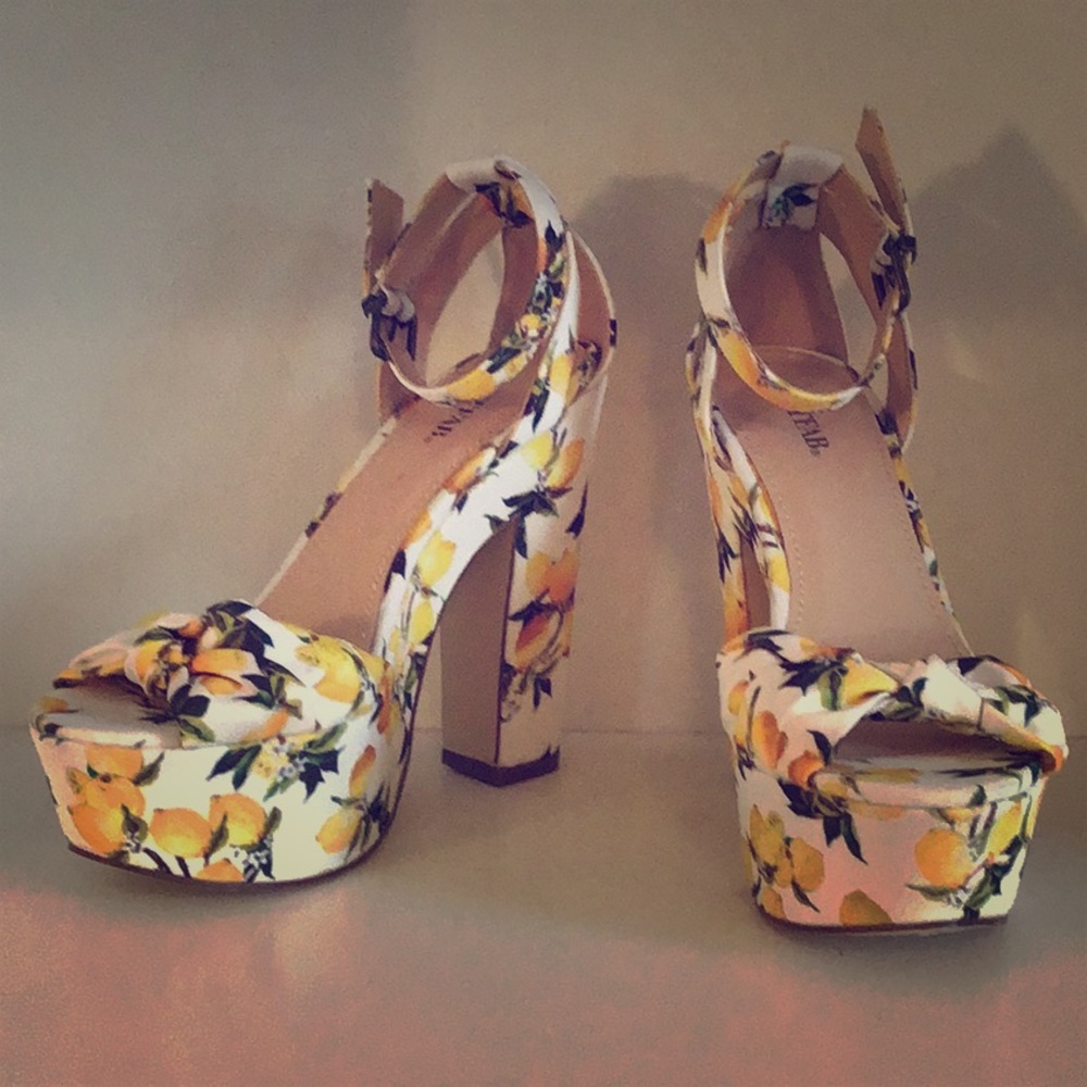 Beautiful platform shoe with lemons